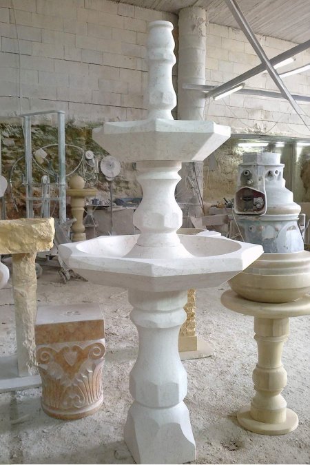 نافورة الحجر المضلّعة